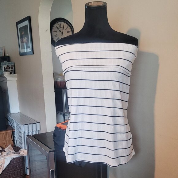 A New Day Off‎ The Shoulder Top - Picture 2 of 3